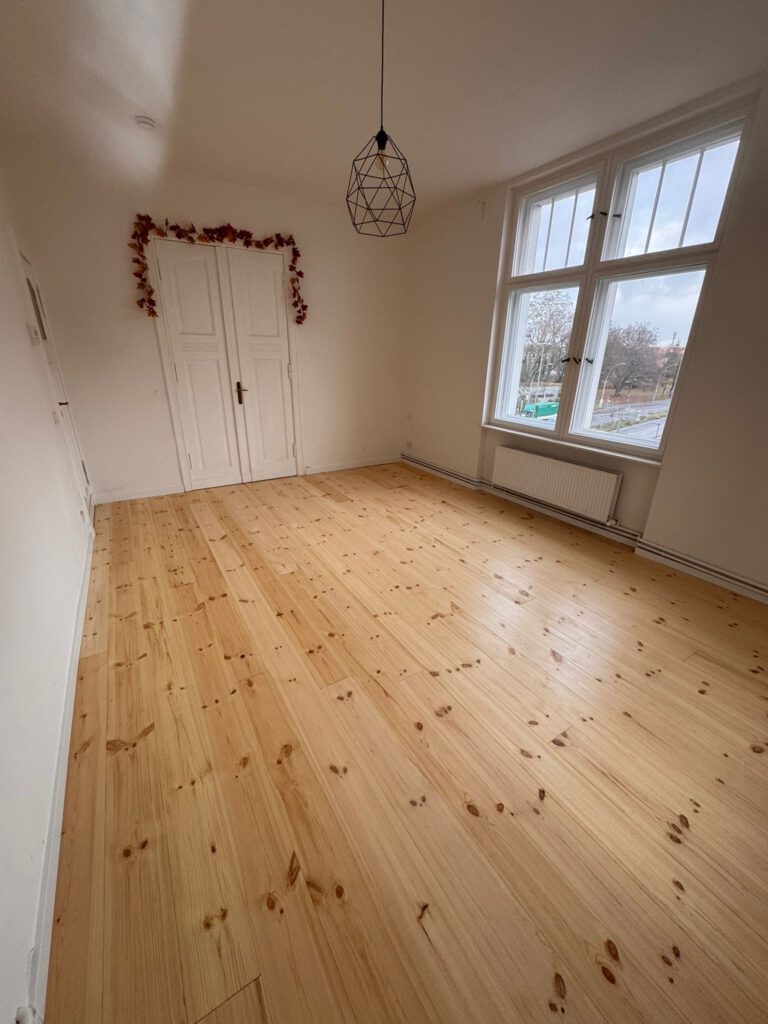 Nachher: erneuerter Kieferndielenboden in einer Drei-Zimmer-Altbauwohnung