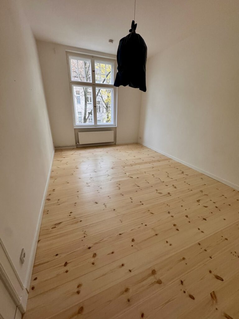 Nachher: neu verlegte geölte Kieferndielen in einem Altbauzimmer