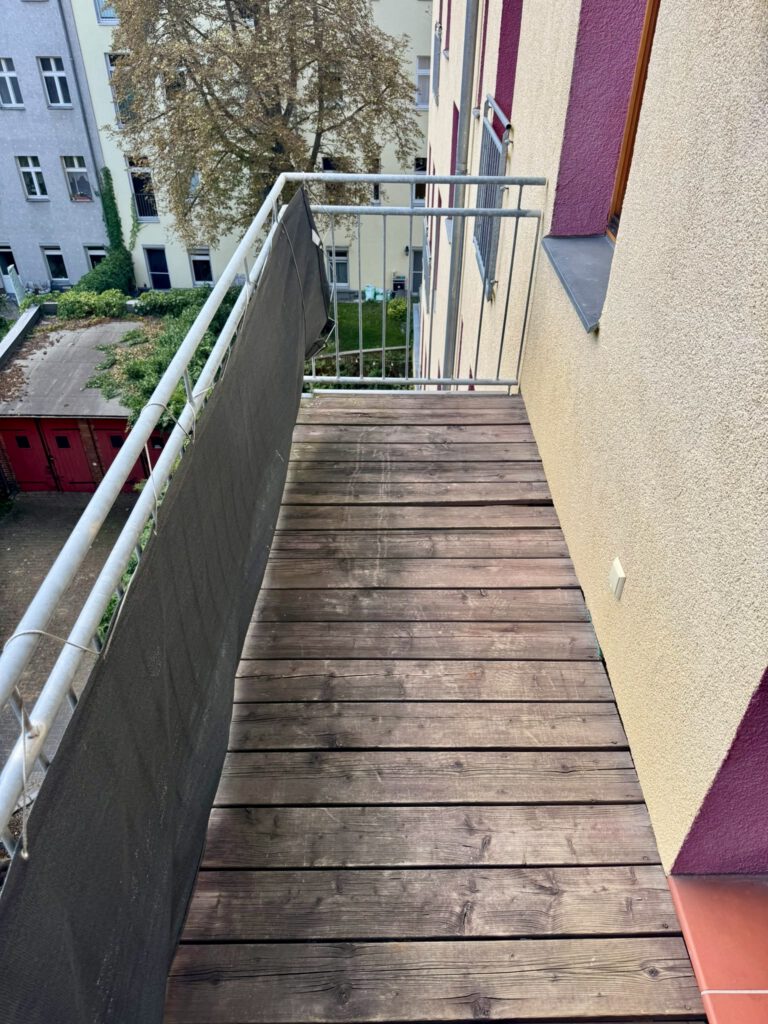 Verwitterter Balkonbelag vor der Erneuerung in Berlin Schöneweide