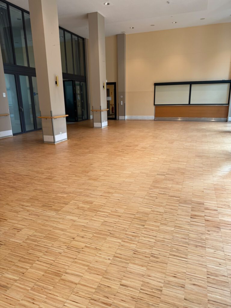 Parkettaufarbeitung in Veranstaltungsräumen in Berlin, Projekt von JuSa Handwerk